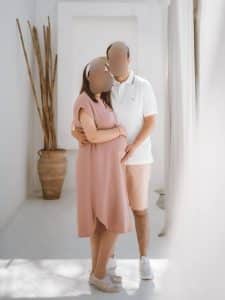 عکس بارداری با حضور یک زن و شوهر جوان در یک فضای باز کرج