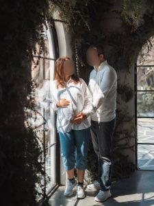 عکس بارداری با حضور یک زن و شوهر جوان در یک فضای باز کرج
