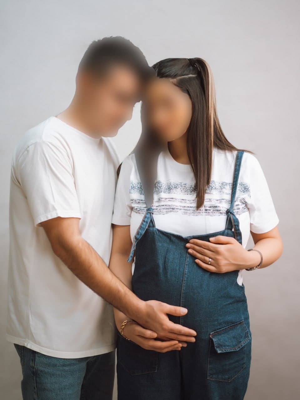 عکاسی بارداری پدر مادر به شکل مینیمال در آتلیه مهتا