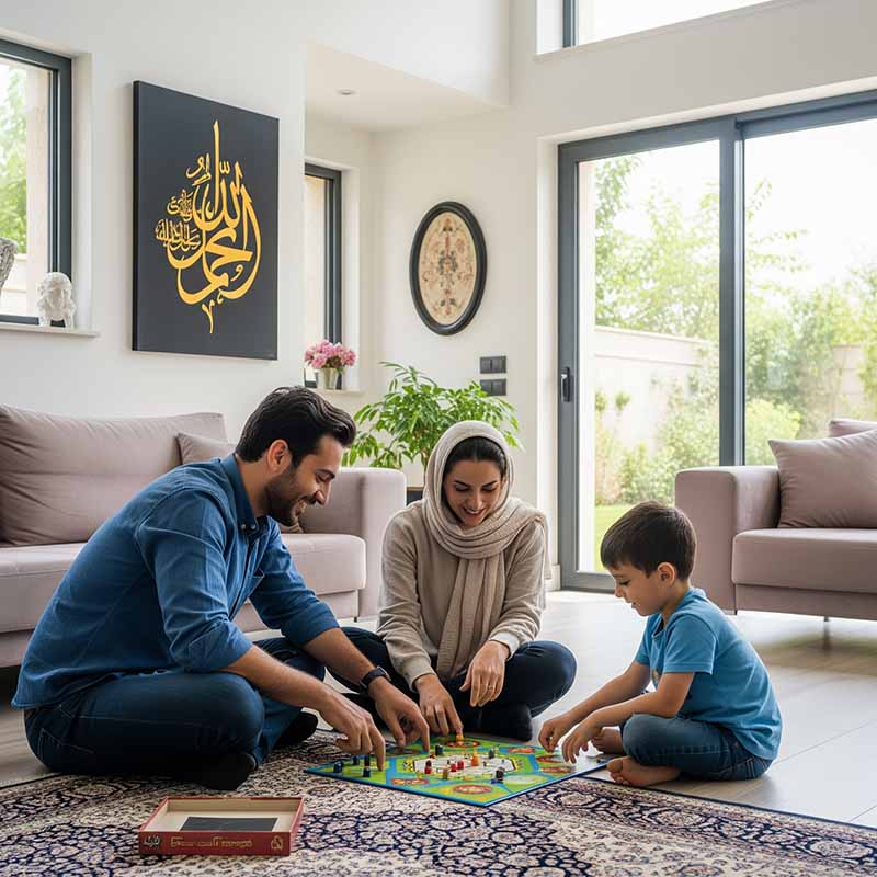 پدر و  مادر در حال بازی با فرزند کوچک