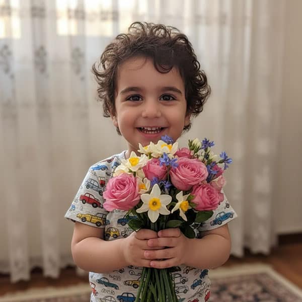 ایده عکس تولد ساده در آپارتمان با یک دسته گل زیبا