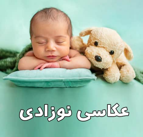 یک نوزادی به آرامی خوابیده و یک عروسک روی زمینه سبز آبی در کنارش است بنر عکاسی نوزادی آتلیه