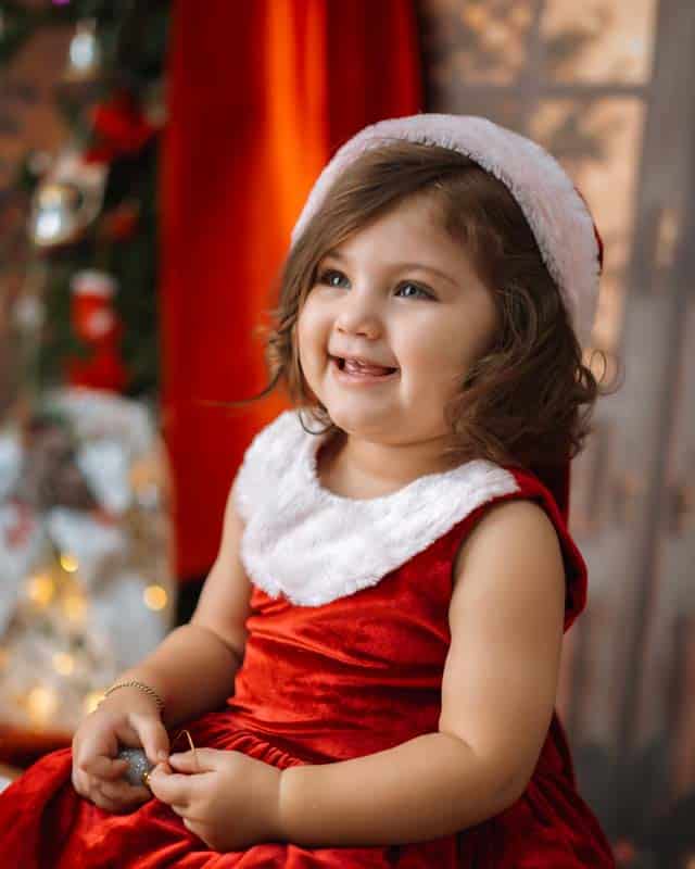 عکس پرتره چهره خندان دختربچه با کلاه بابانوئل - عکاسی حرفه ای کودک در کرج