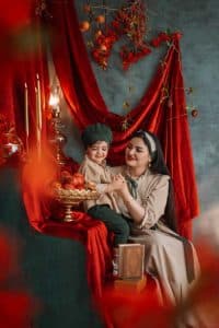ایده ژست احساسی مادر و فرزندی برای عکاسی یلدا در فضای آتلیه