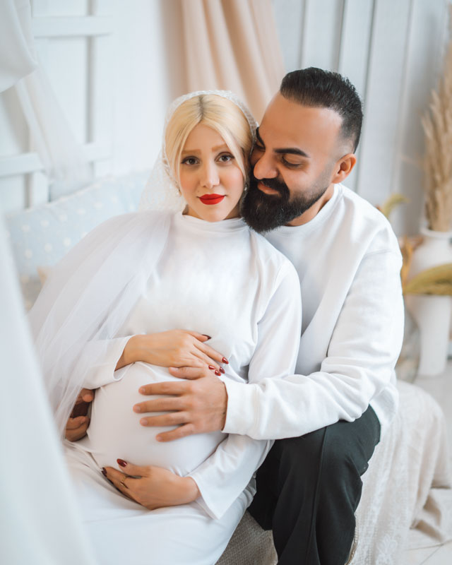 عکاسی بارداری در فضای حریر آرایی با لباس آتلیه بارداری کرج نمای احساسی